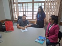 Compromisso com a educação e o desenvolvimento profissional.