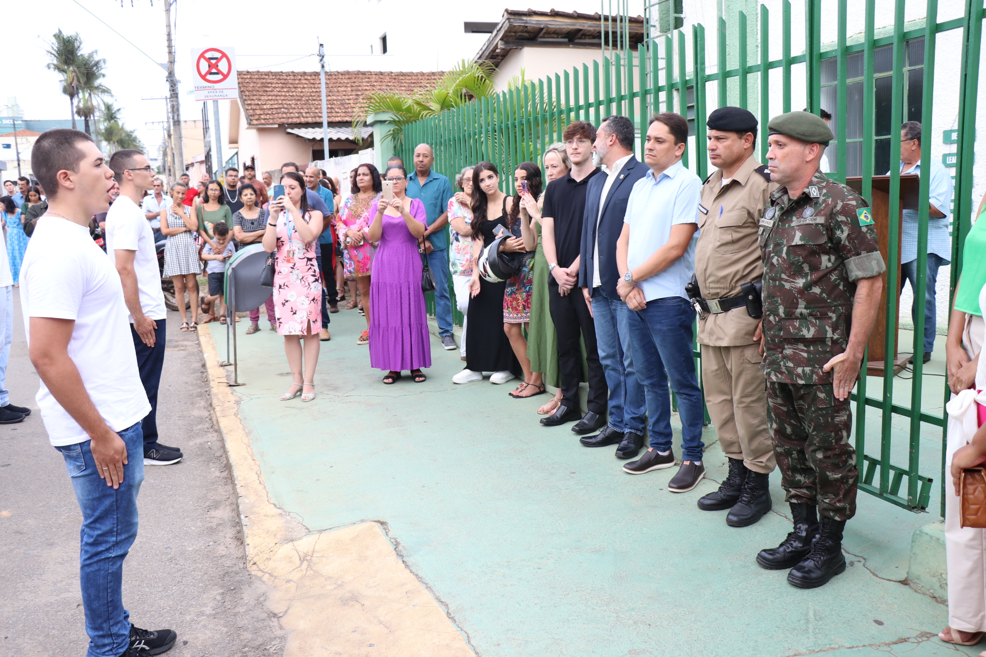 Novos atiradores recebem boas-vindas no TG 04-006.